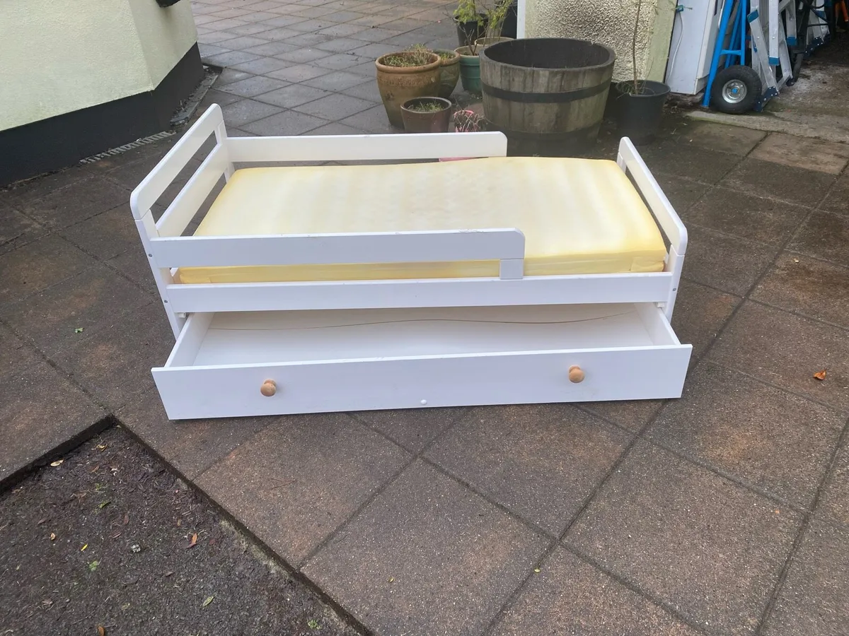 Childs bed. - Image 2