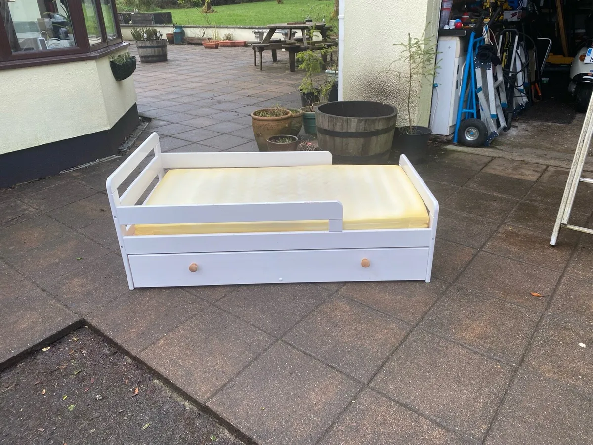 Childs bed. - Image 1