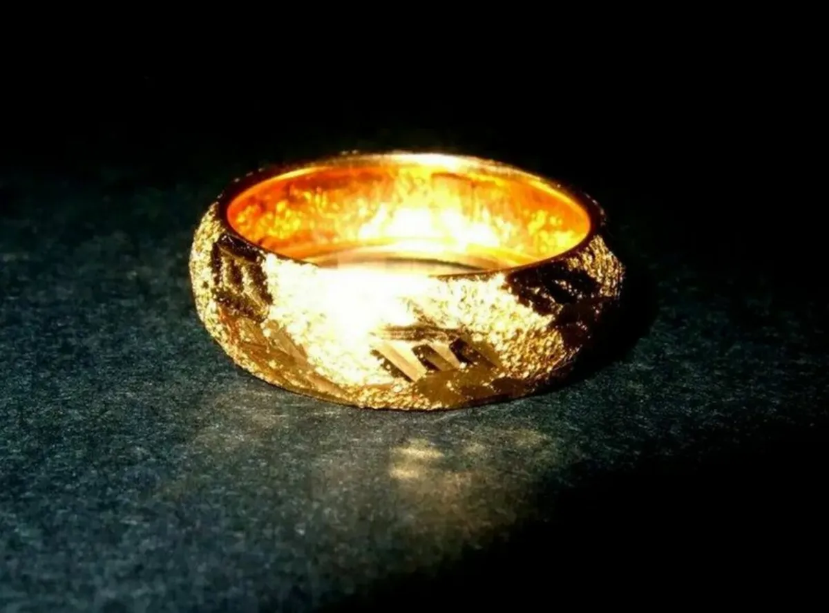 Vintage 9ct Gold Hallmarked Wedding Band - Image 1