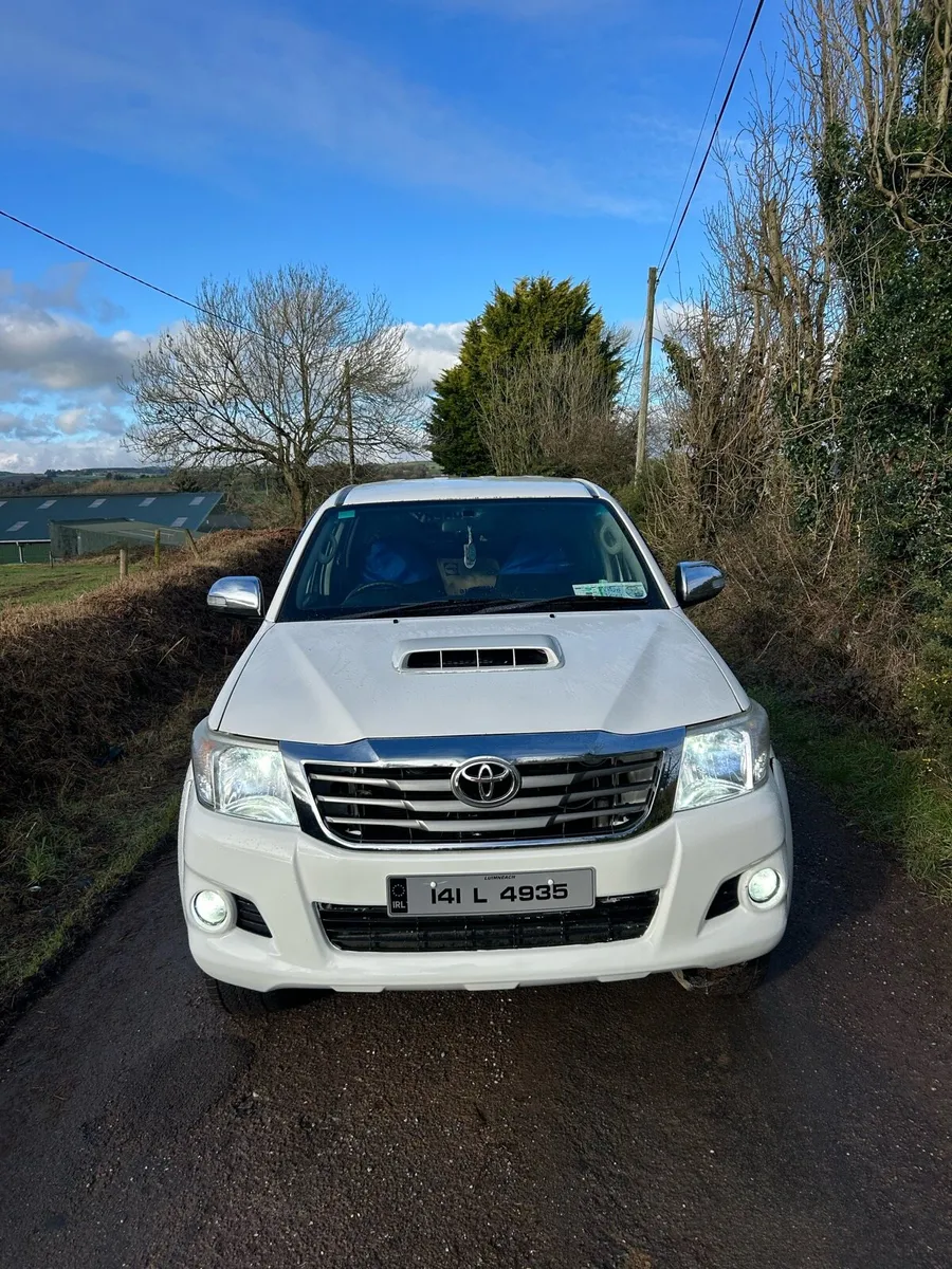 2014 Toyota Hilux invincible - Image 2