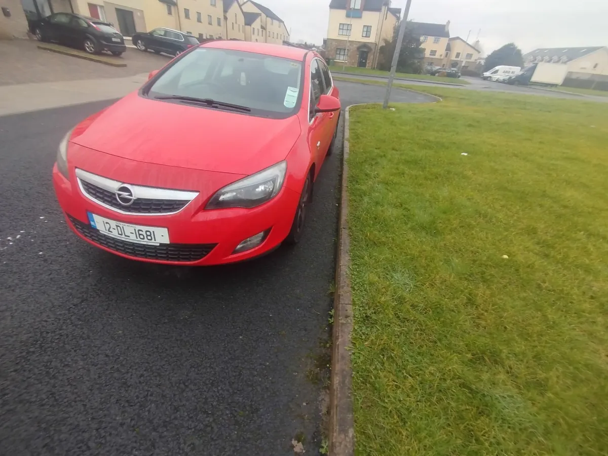 Opel Astra 2012 - Image 1