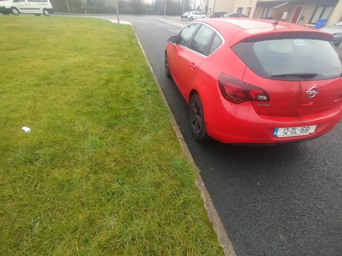 Opel Astra 2012 - Image 2