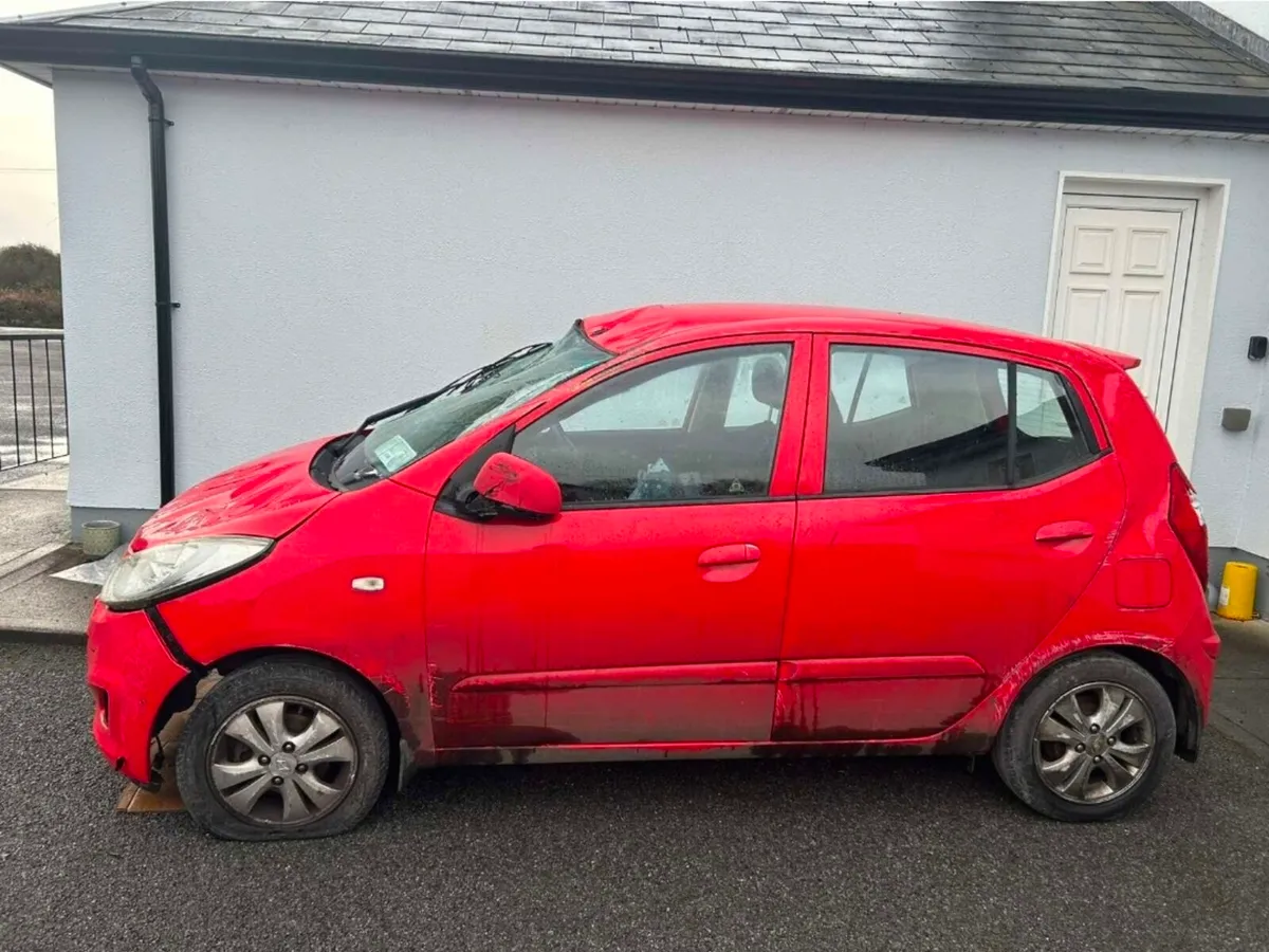 132 Hyundai i10 crashed/repairable - Image 1