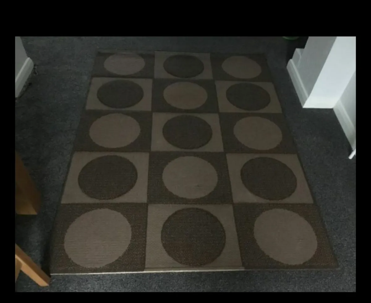 Large brown rug - Image 1