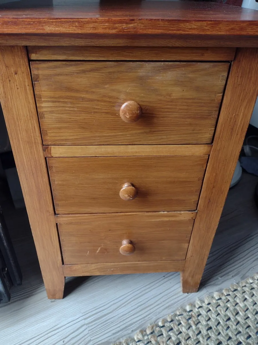 Very heavy solid Oak side table with 3 drawers - Image 2