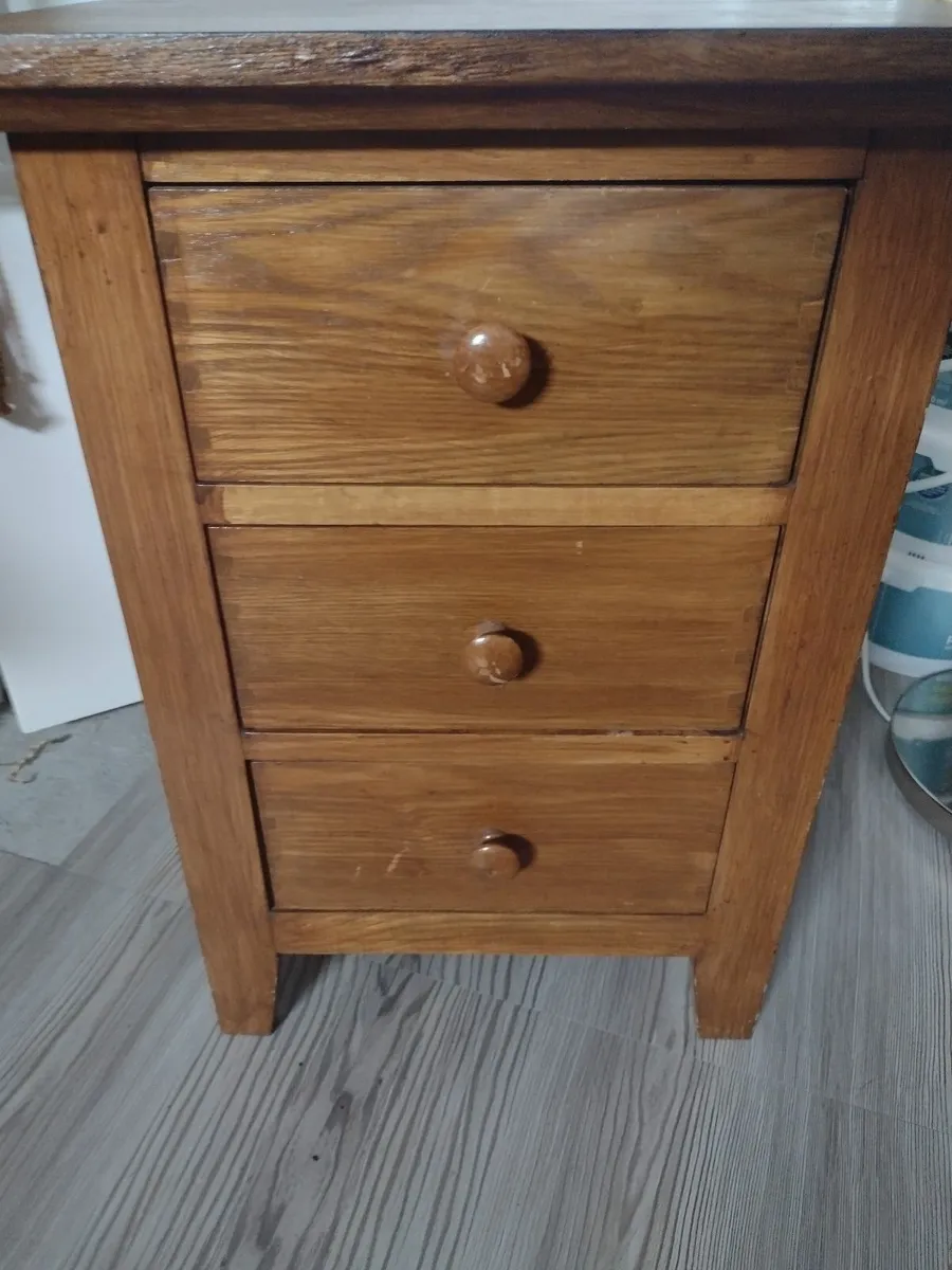 Very heavy solid Oak side table with 3 drawers - Image 3