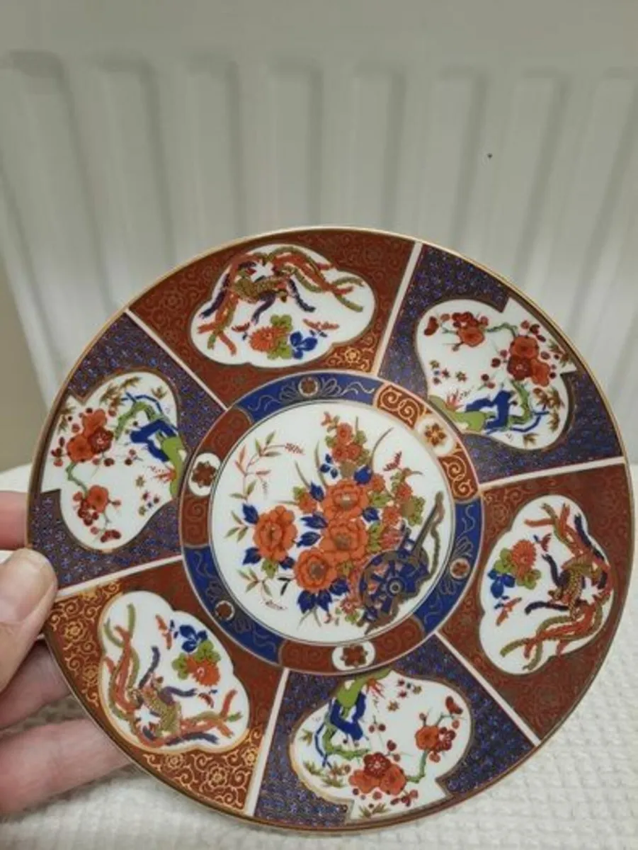 Imari plate with camelias and phoenix - Image 1