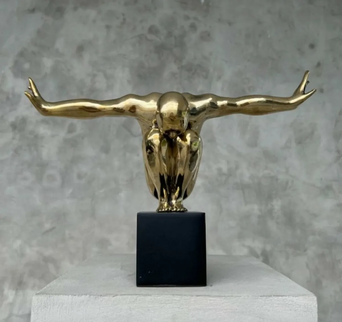 Large bronze sculpture on custom stand - Image 1