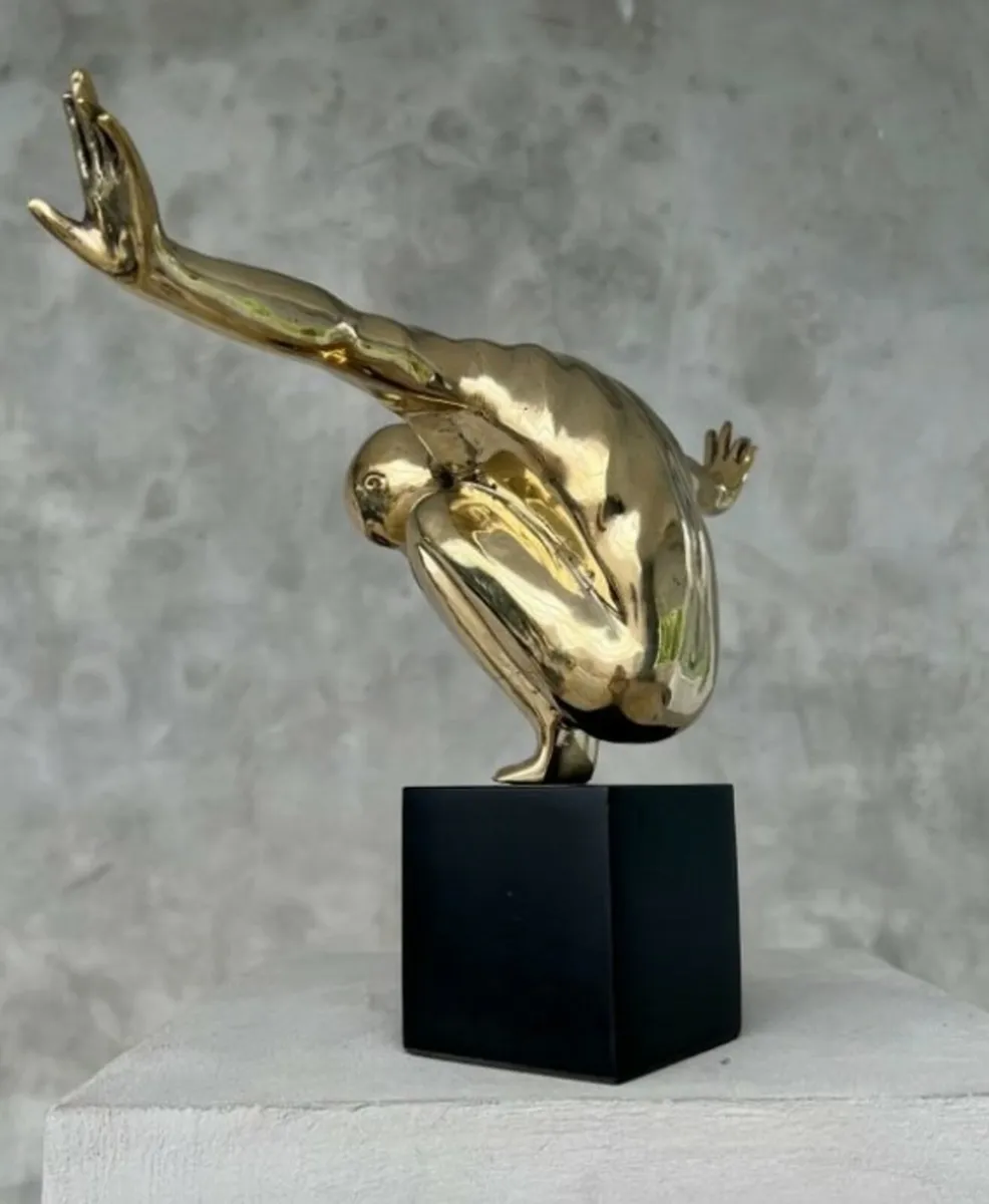 Large bronze sculpture on custom stand - Image 2