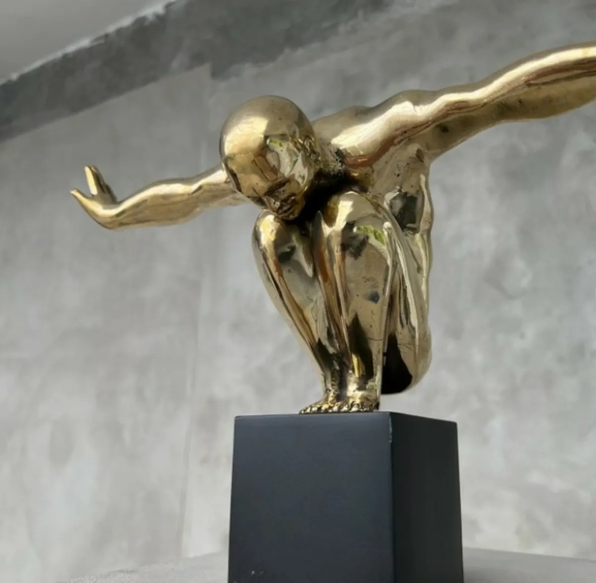 Large bronze sculpture on custom stand - Image 3