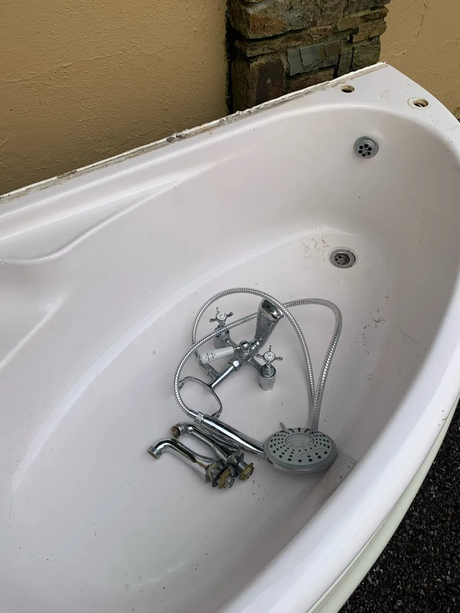 Corner Bath & Toilet - Image 3