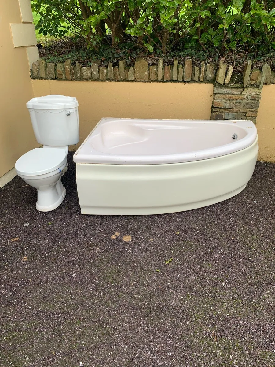 Corner Bath & Toilet - Image 1
