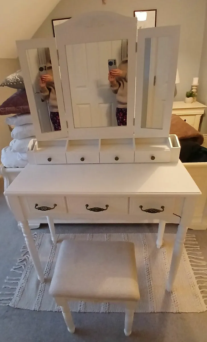 Vanity Table with mirror and seat - Image 1