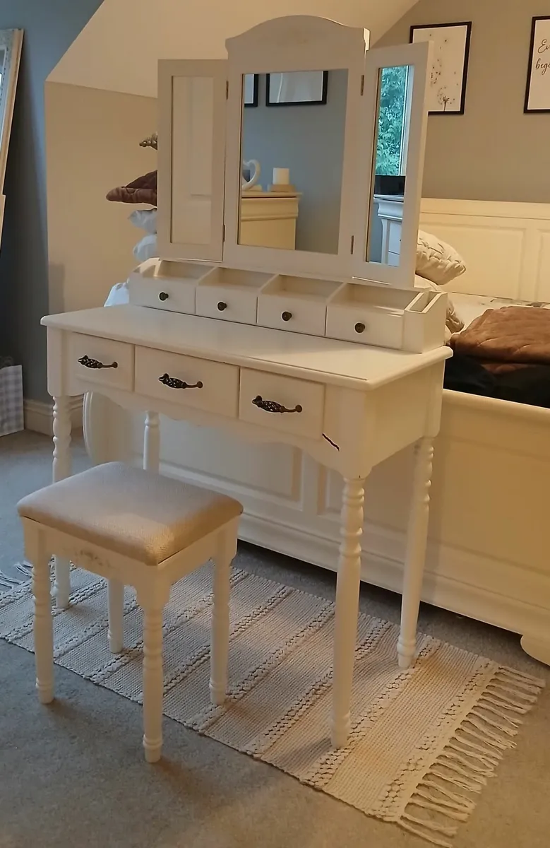 Vanity Table with mirror and seat - Image 2