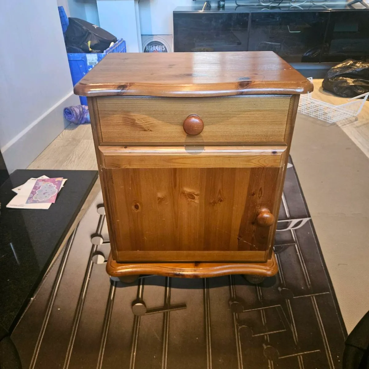 Beside locker - Image 1