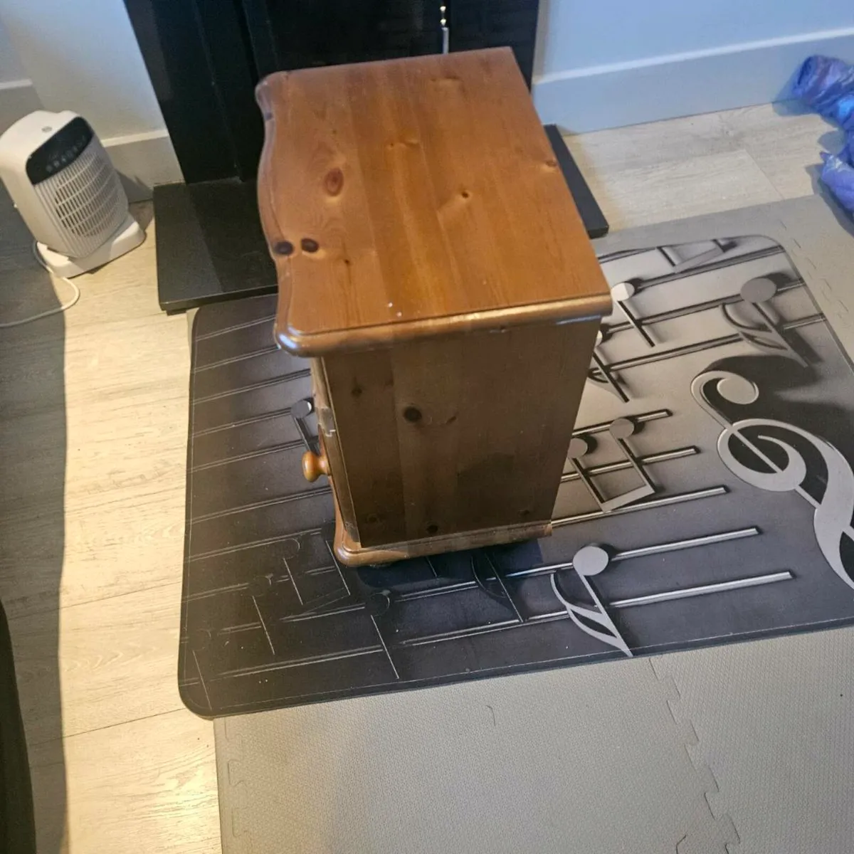 Beside locker - Image 2