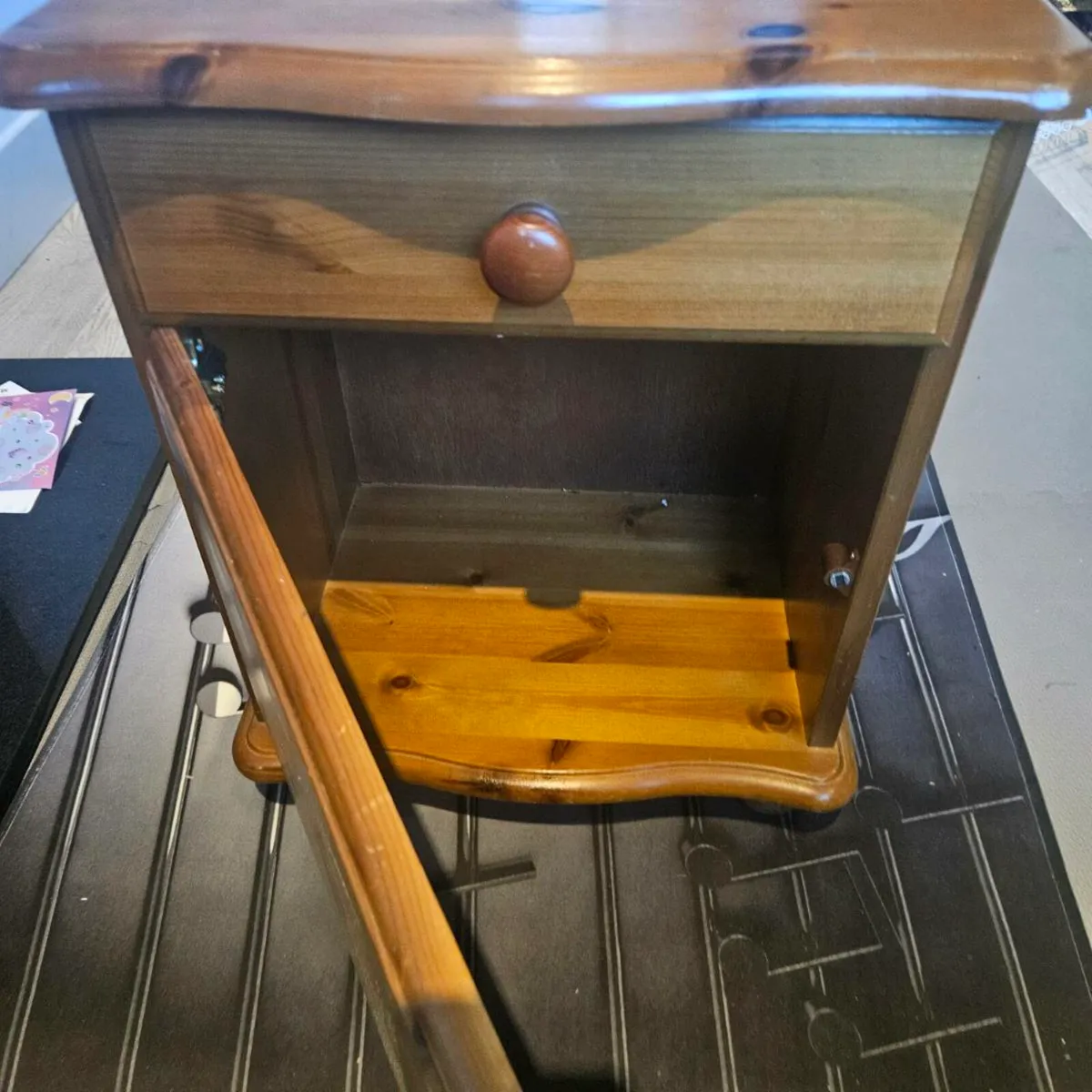 Beside locker - Image 4