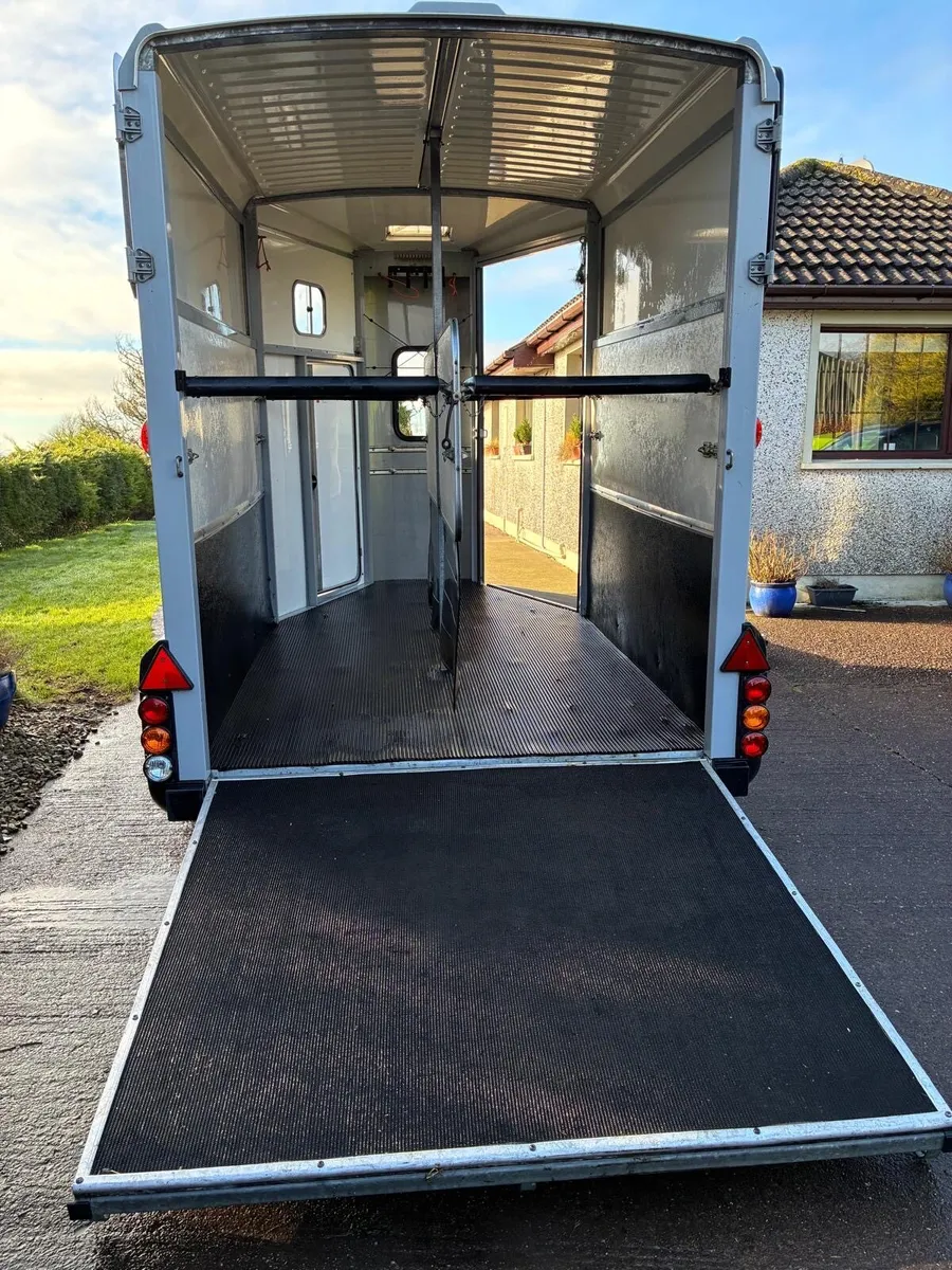 511 horse box - Image 1