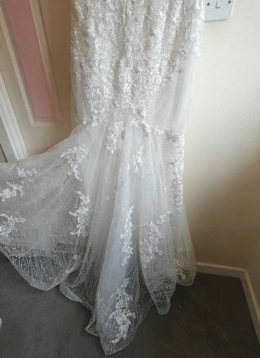 Beautiful Lace detailed wedding dress for sale - Image 4