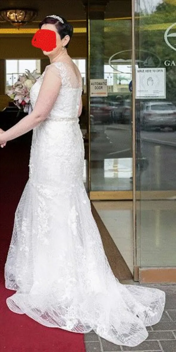 Beautiful Lace detailed wedding dress for sale - Image 2