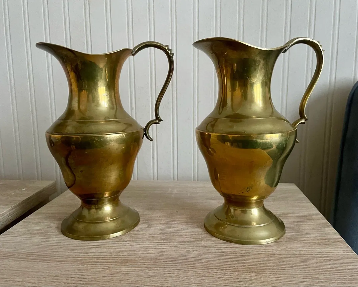 Pair of solid brass jugs - Image 3