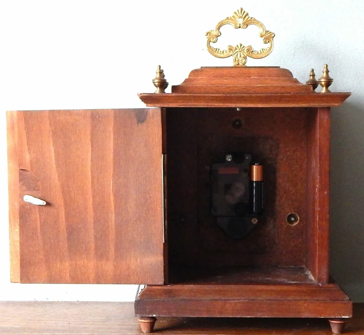 Vintage Weimar Mantle Quartz Clock in Wood Case - Image 4