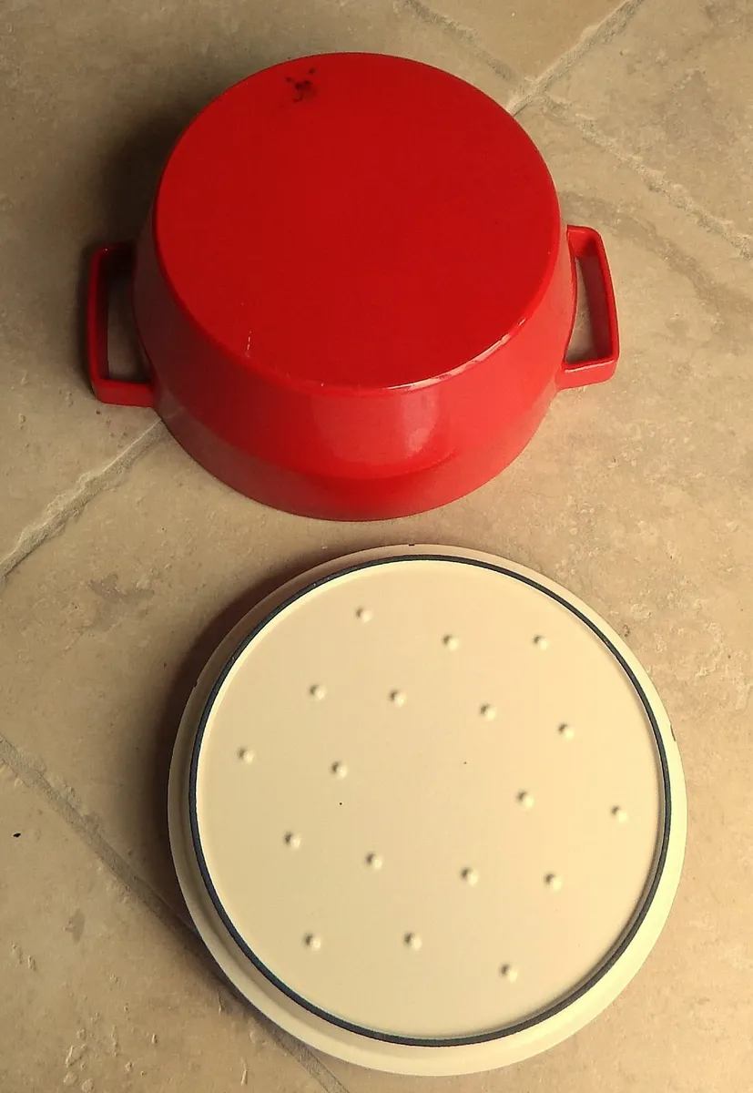 Vintage Round Pyrex Cast Iron & Enamel Cooking Pot - Image 4