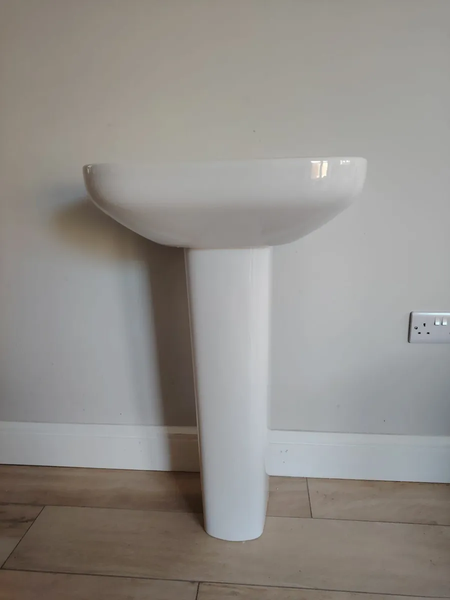 Ideal Standard Bathroom Sink & Pedestal (500mm) - Image 3