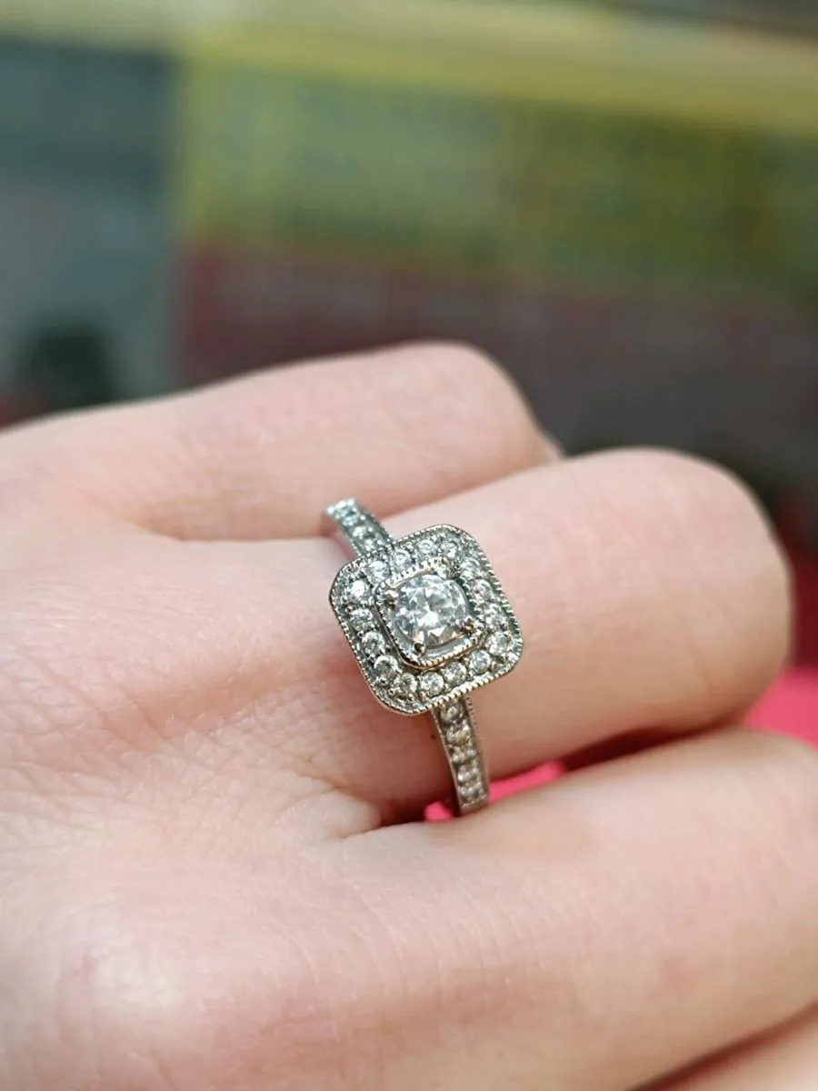 9k White Gold Zirconia Cluster Ring - Image 2