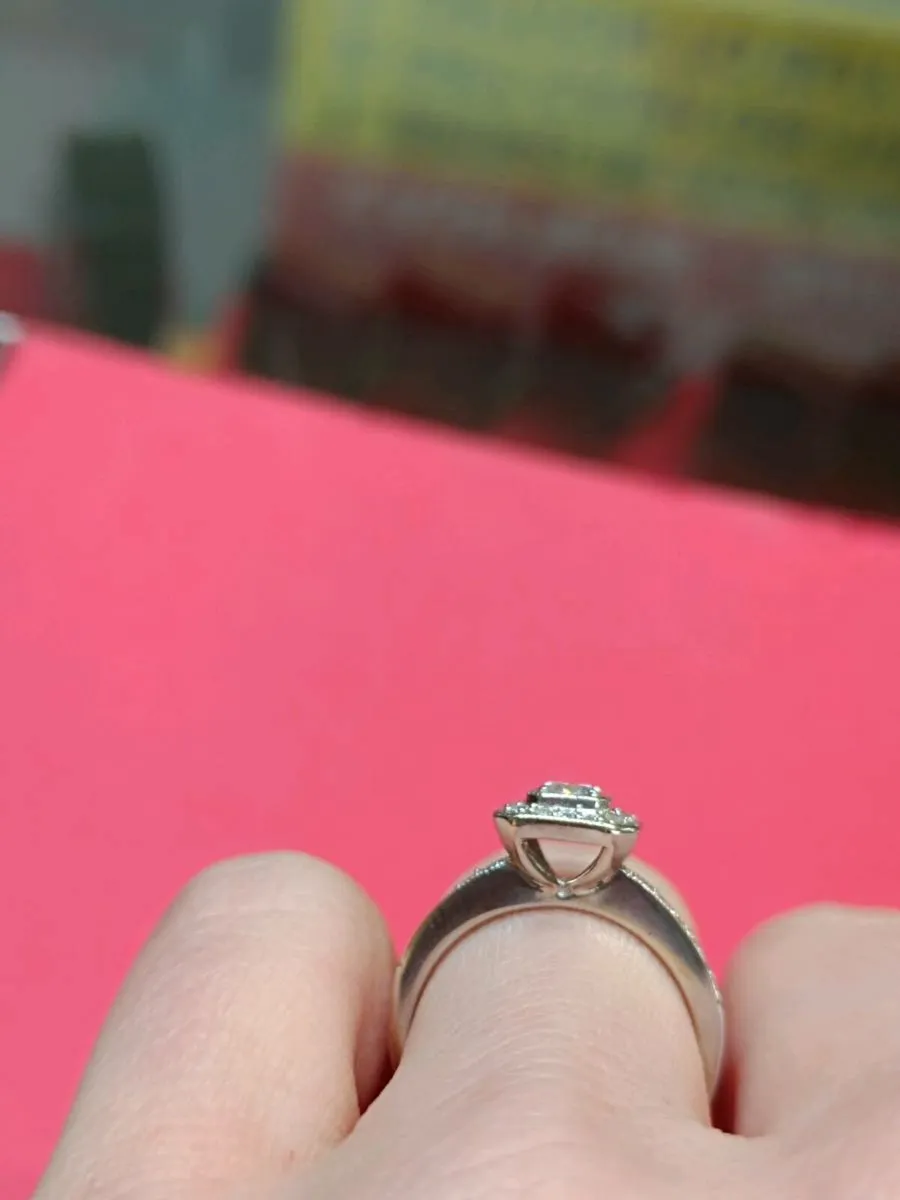 9k White Gold Zirconia Cluster Ring - Image 3