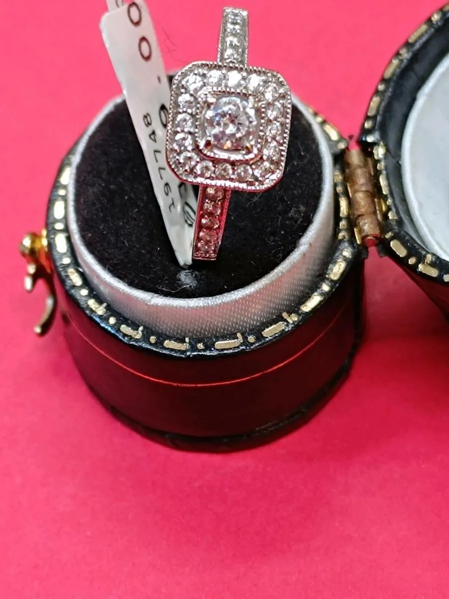 9k White Gold Zirconia Cluster Ring - Image 4