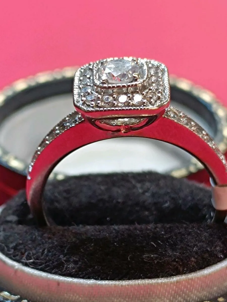 9k White Gold Zirconia Cluster Ring - Image 1