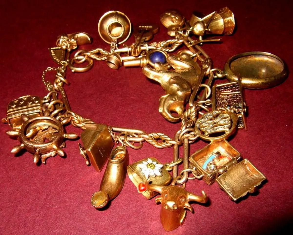 Vintage Hallmarked Traditional Charm Bracelet - Image 3