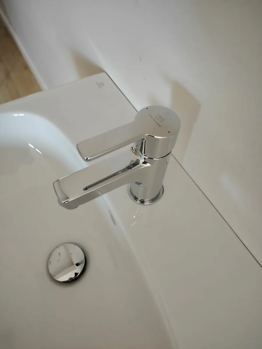 Ideal Standard Bathroom Sink & Pedestal (550mm) - Image 3