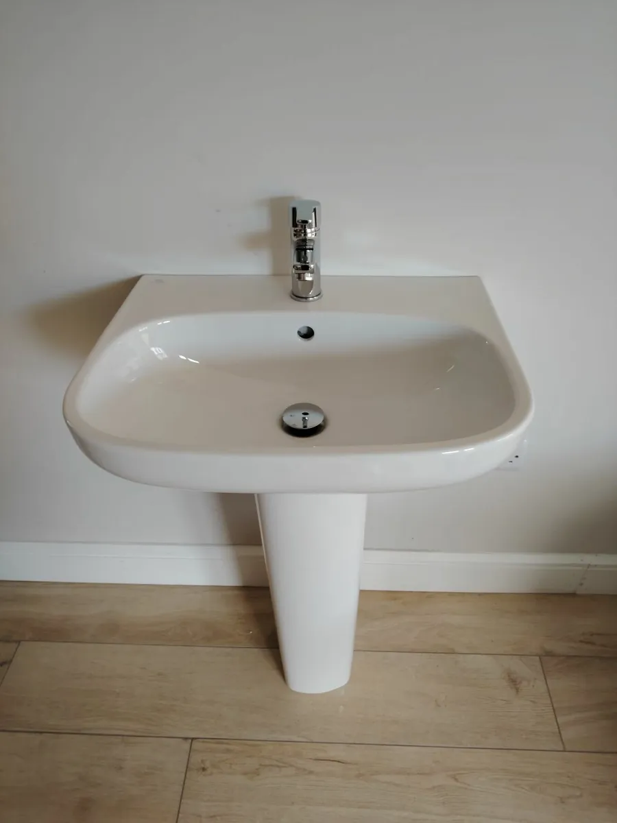 Ideal Standard Bathroom Sink & Pedestal (550mm) - Image 2