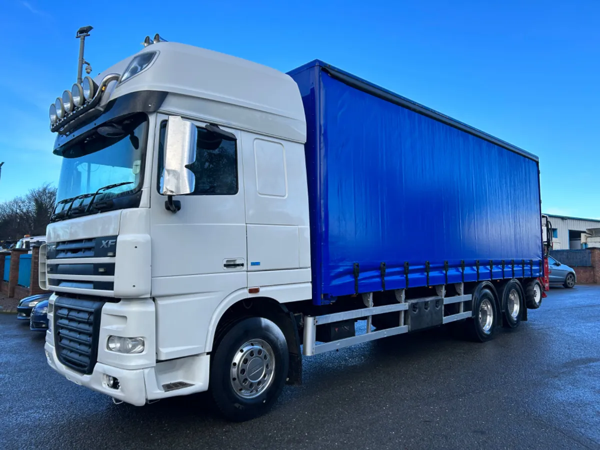 Daf xf530 6x2 curtain with Moffett and drag hitch - Image 1