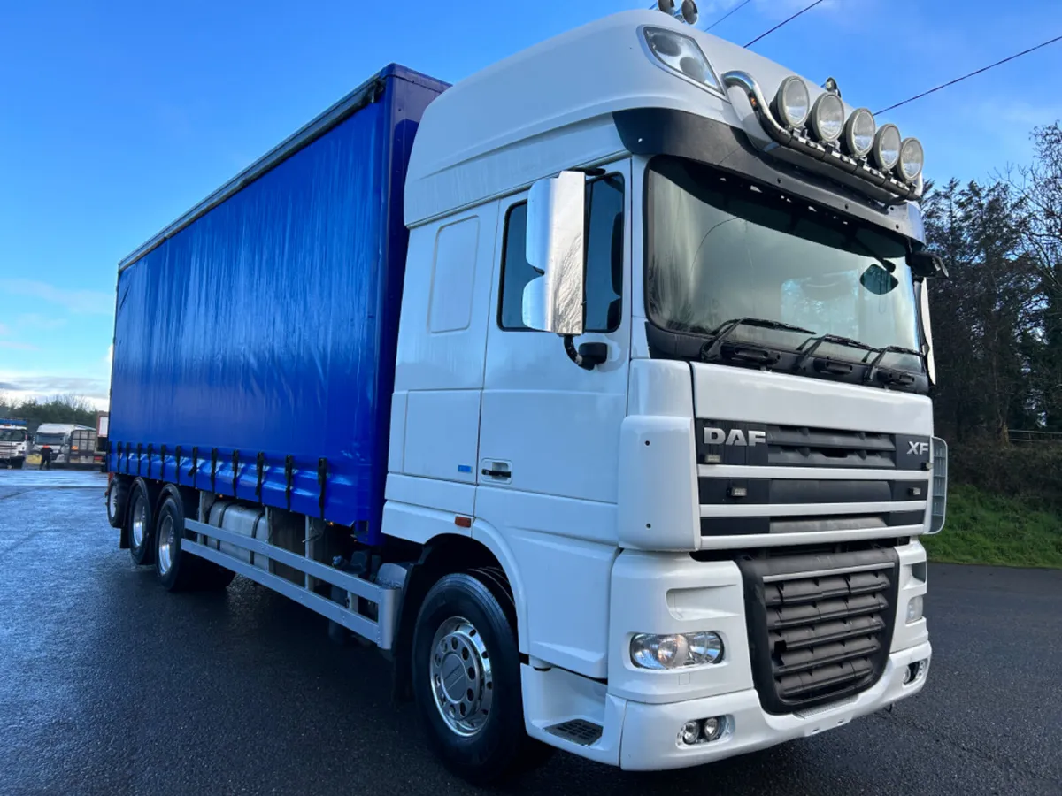Daf xf530 6x2 curtain with Moffett and drag hitch - Image 3