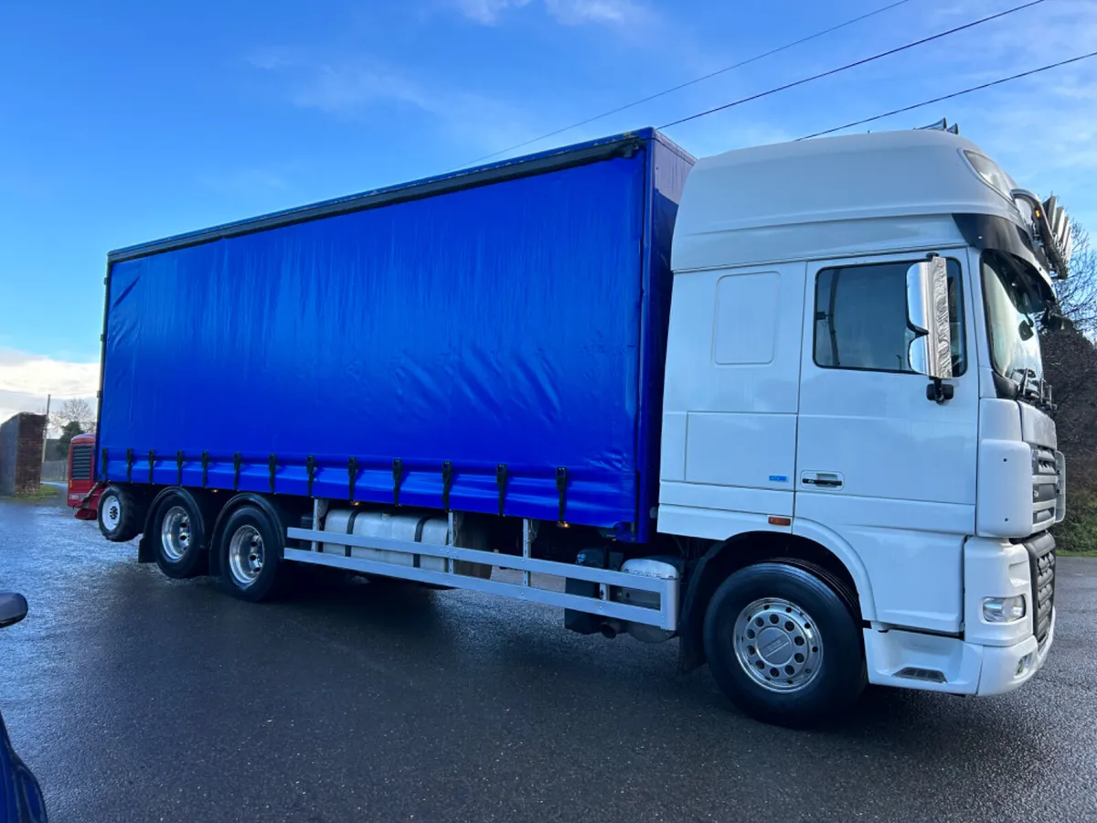 Daf xf530 6x2 curtain with Moffett and drag hitch - Image 4