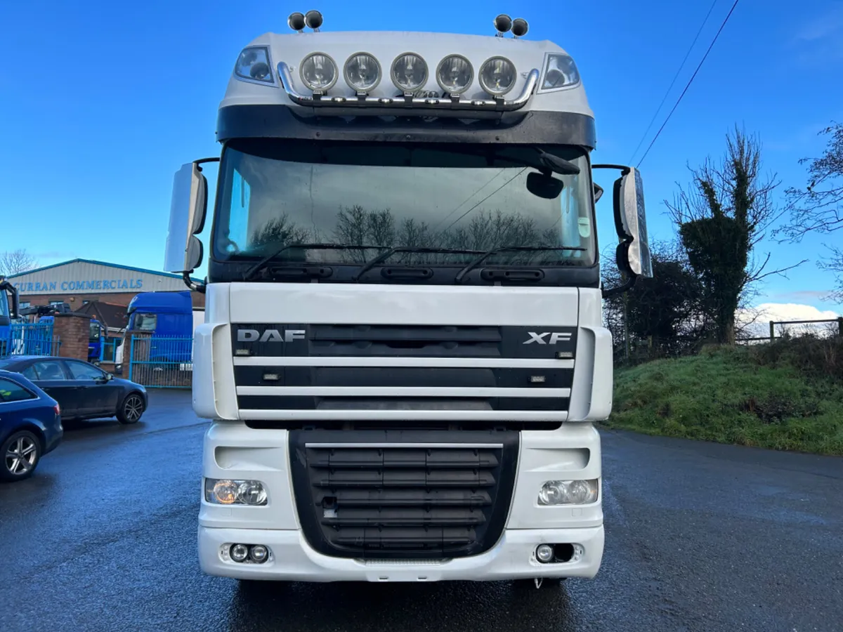 Daf xf530 6x2 curtain with Moffett and drag hitch - Image 2