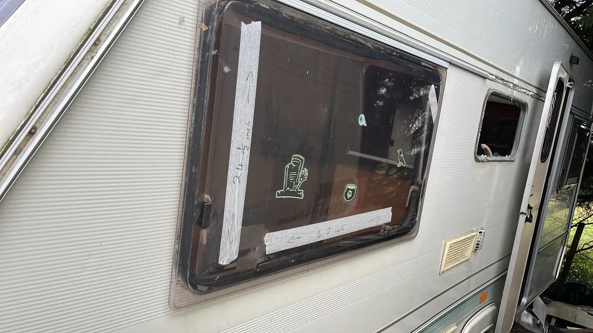 Caravan parts and windows - Image 1
