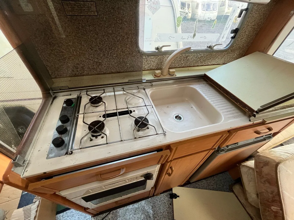 Caravan parts and windows - Image 3