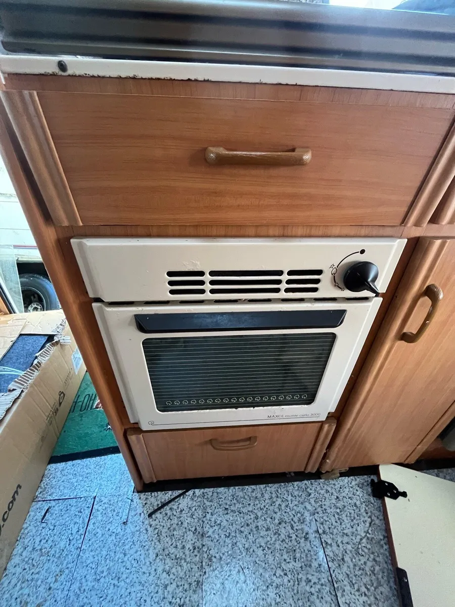 Caravan parts and windows - Image 4