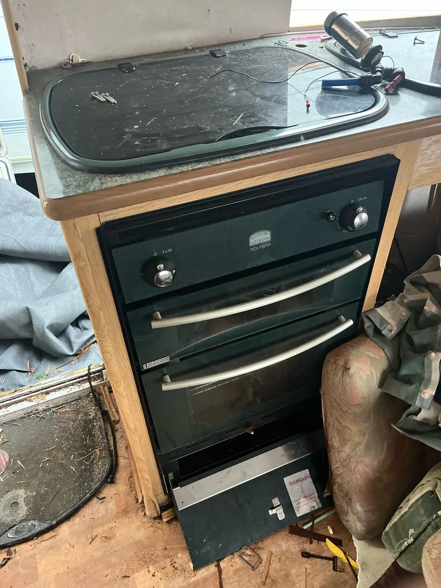 Caravan parts and windows - Image 3