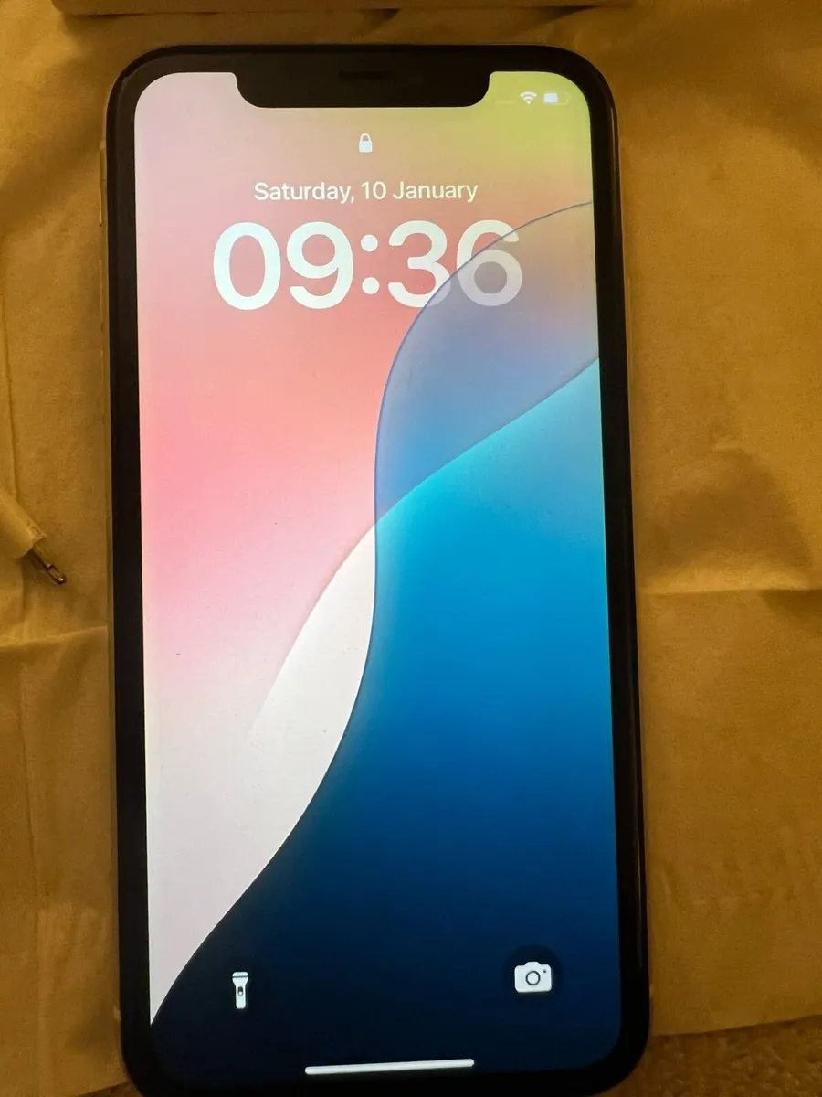 iPhone 11 64gb sim free white/ silver - Image 1