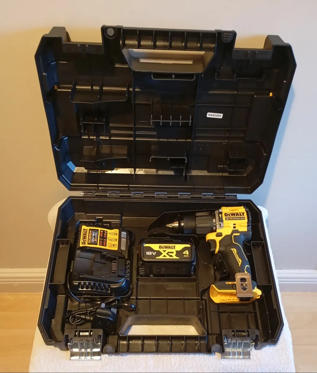 DeWalt dcd799 Drill Kit - Image 1