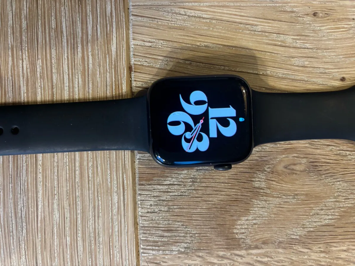 Apple Watch SE 44mm (c/w 3 different straps) - Image 4