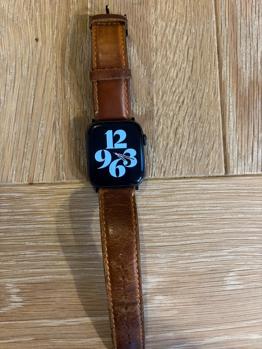 Apple Watch SE 44mm (c/w 3 different straps) - Image 2