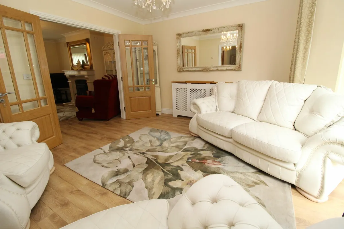 Leather suite of furniture - Image 4