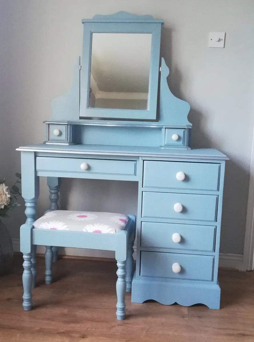 Ladies Dressing table with matching stool & mirror - Image 1