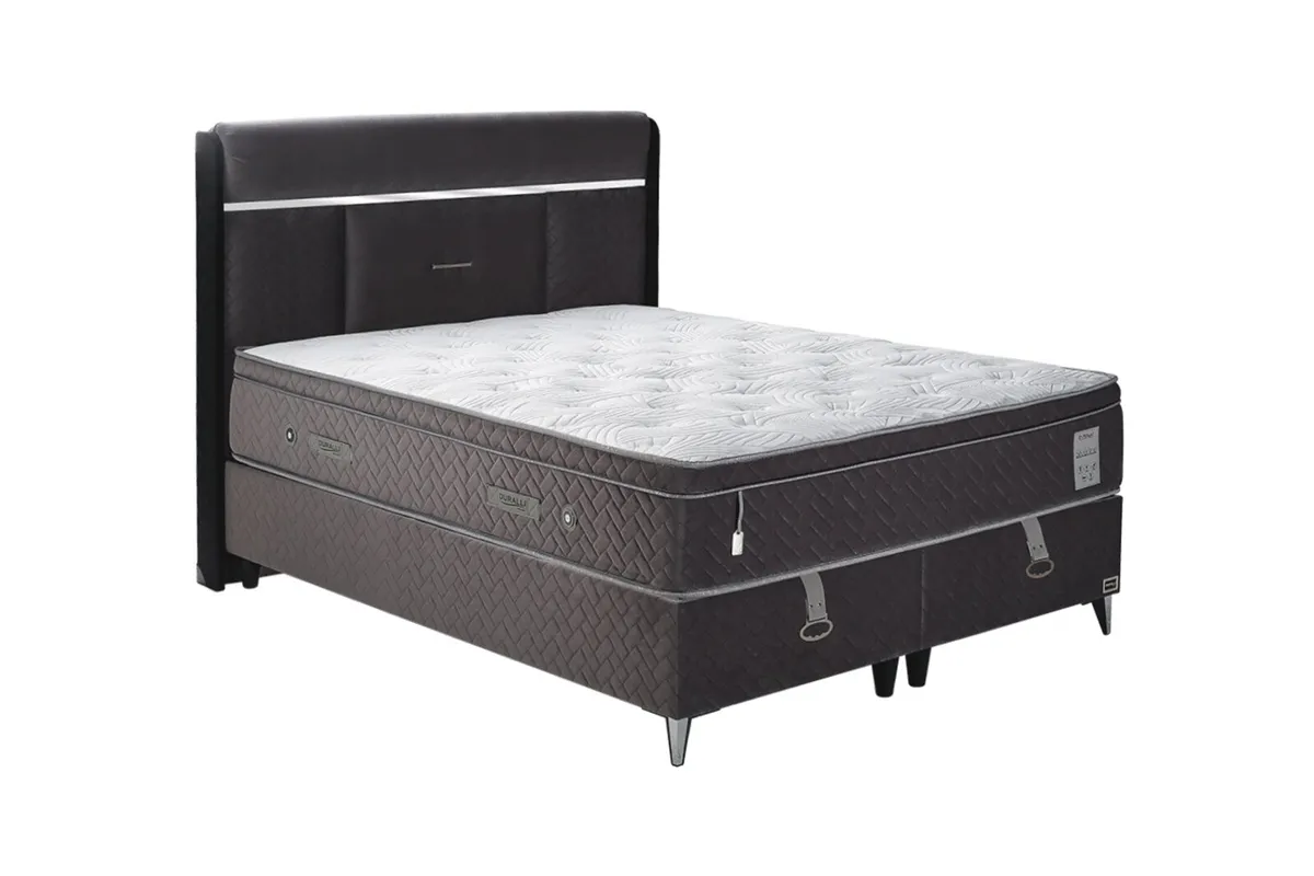 Bed and mattress - Image 2